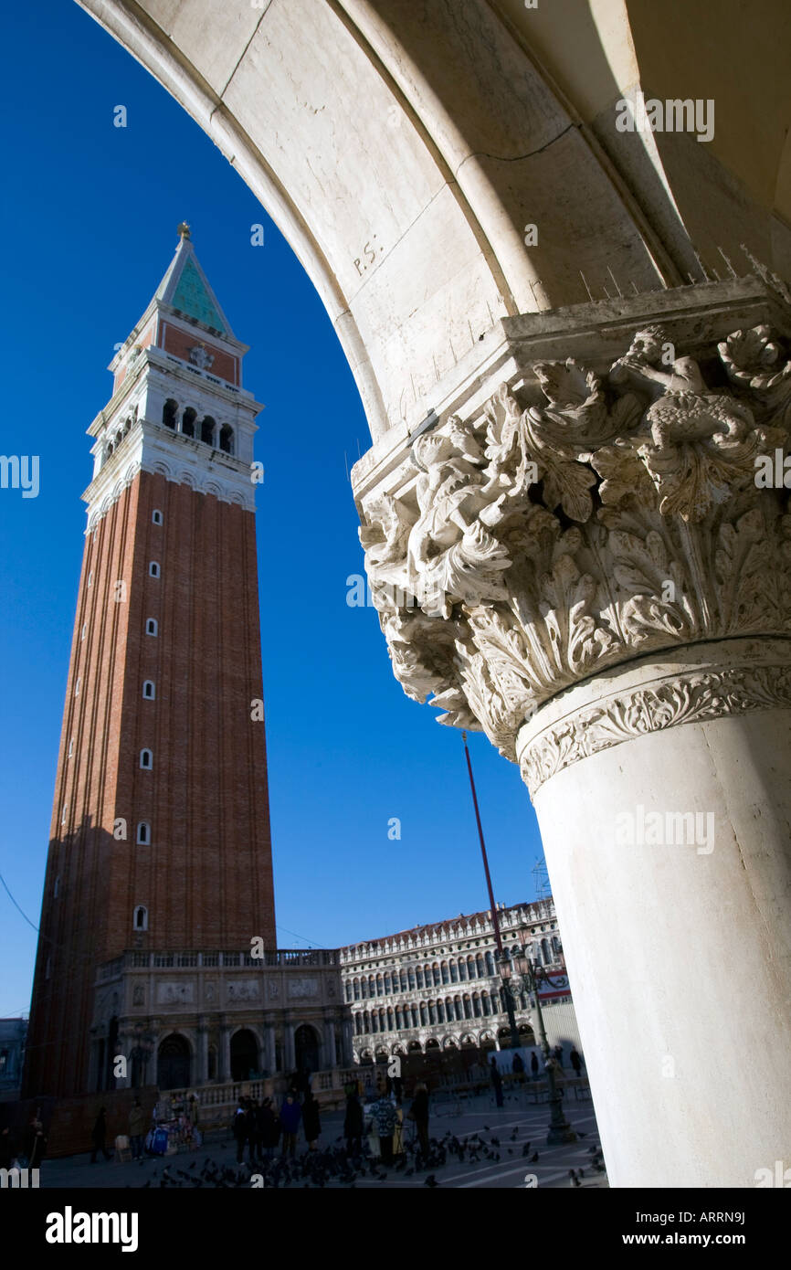 Arco y columna de Palazzo Ducale delante del campanario Campanile de San Marco, Venecia Italia Italia el 4 de diciembre de 2007 Foto de stock