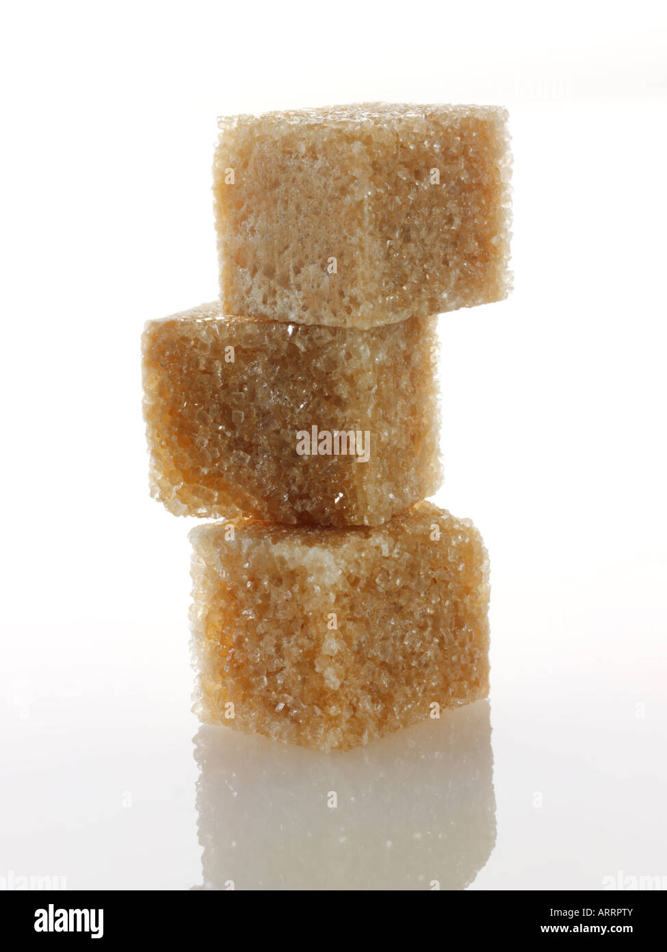 Cubos de azúcar Demerara marrón Foto de stock