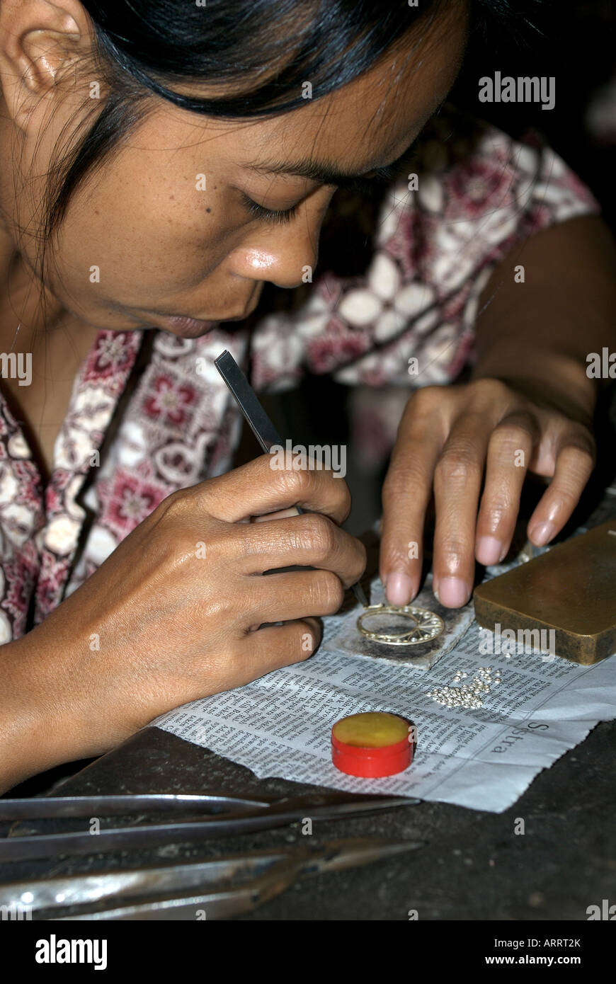 Un artesano que fabrica delicada joyería de plata en un taller en la isla de Bali, Indonesia Foto de stock