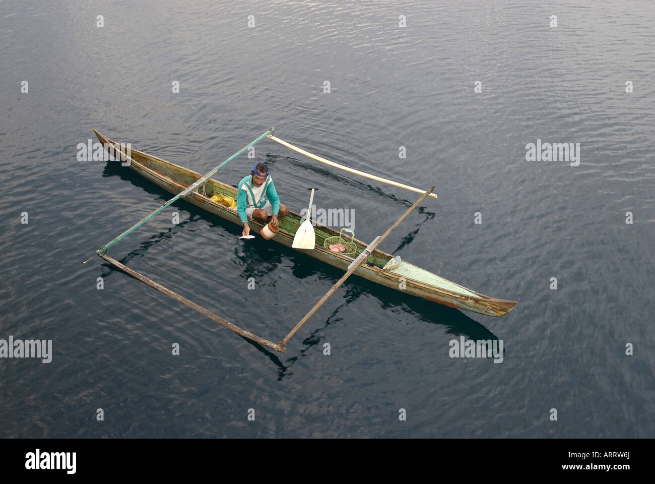 Pescadores de subsistencia de Indonesia en la banda mar muestra su captura Foto de stock