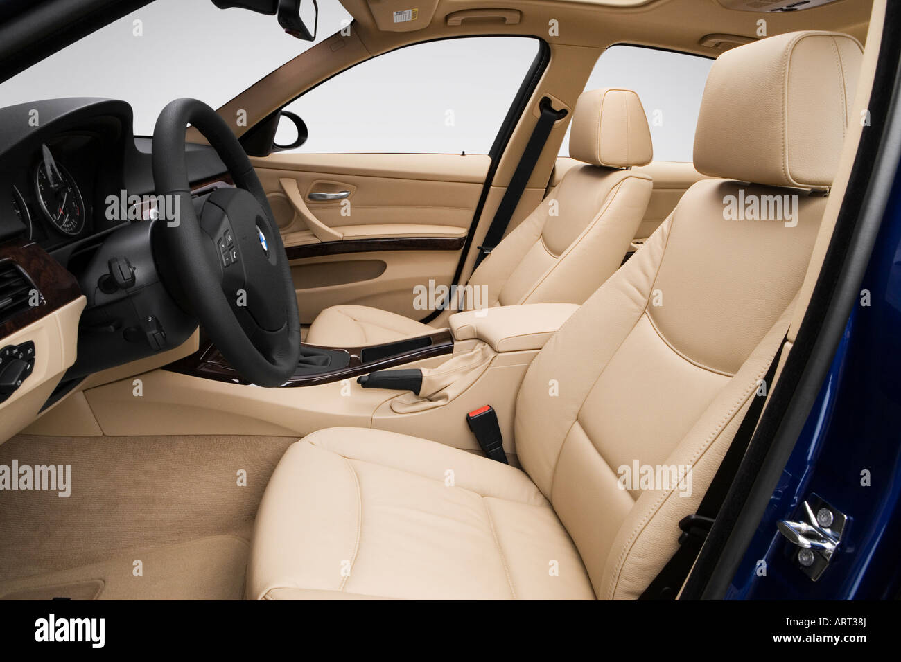 2008 BMW Serie 3 328i en Azul - Asientos delanteros Fotografía de stock -  Alamy