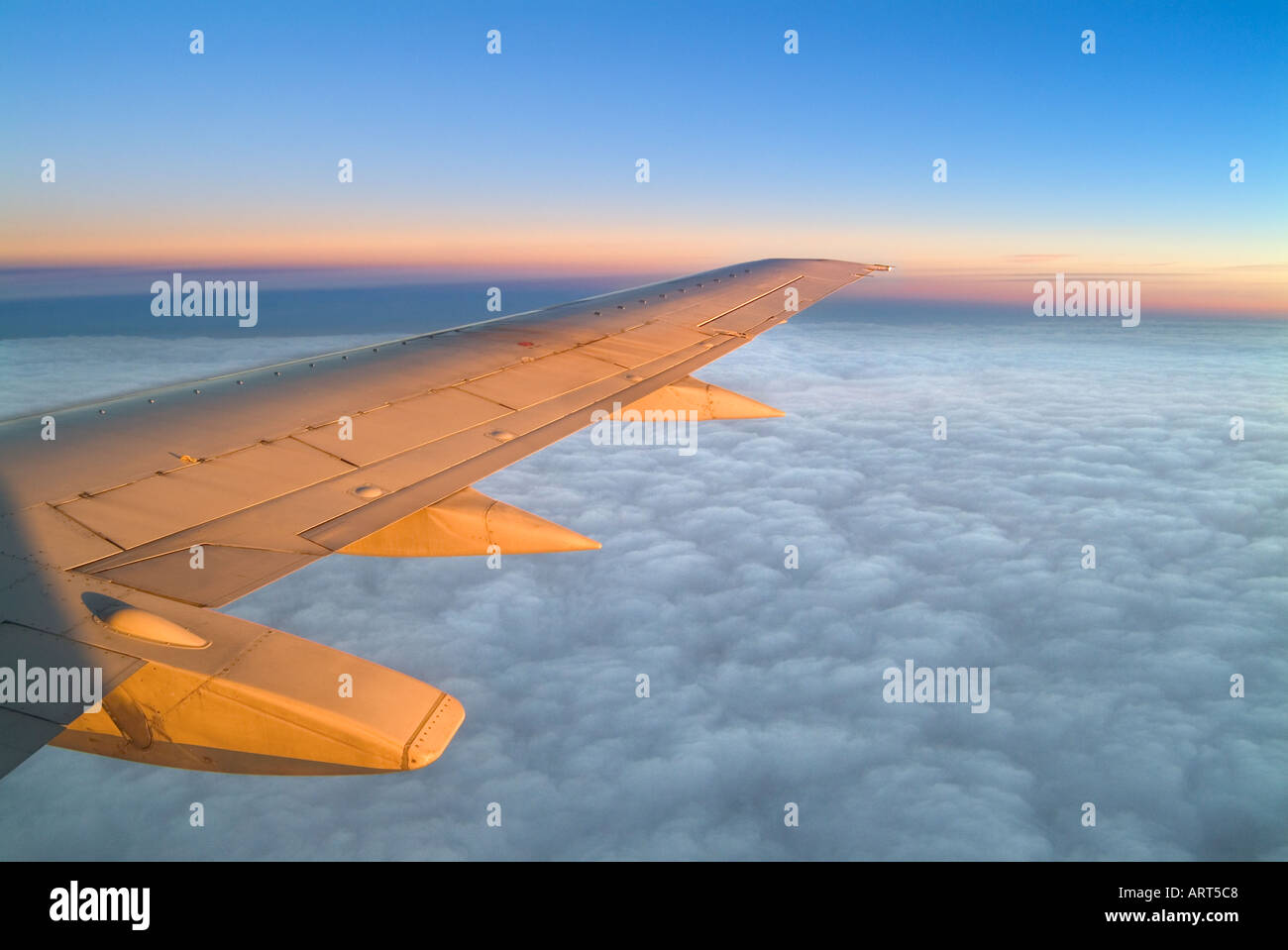 Ala de avión al atardecer Foto de stock