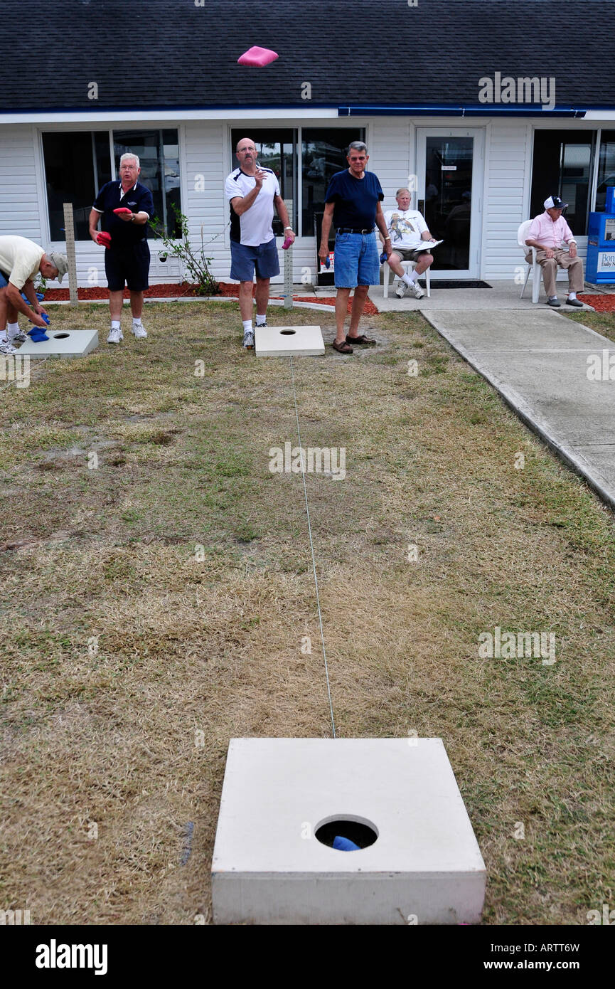 Ciudadanos jubilados Senior juega el juego de bean bag toss en un