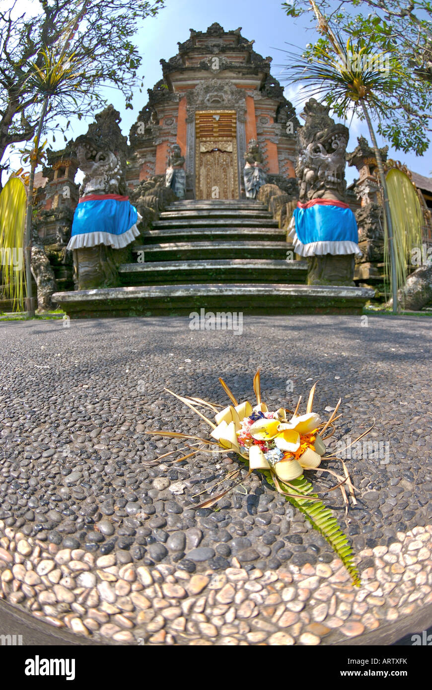 Ofrenda en un templo hindú Bali Indonesia Foto de stock