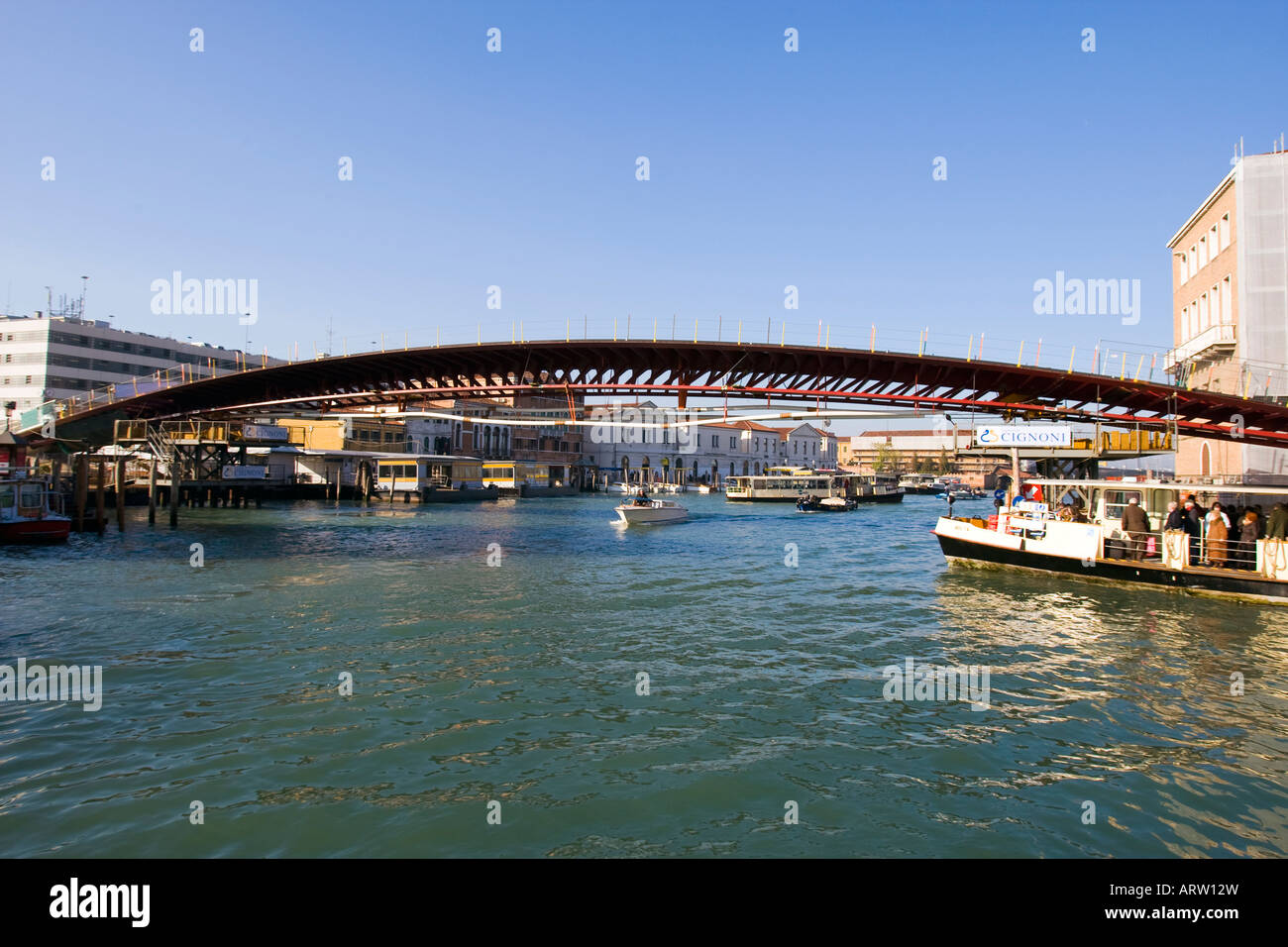 Un cuarto puente el puente de Calatrava en el Grand Canal está construido en Venecia Italia Italia el 4 de diciembre de 2007 Foto de stock