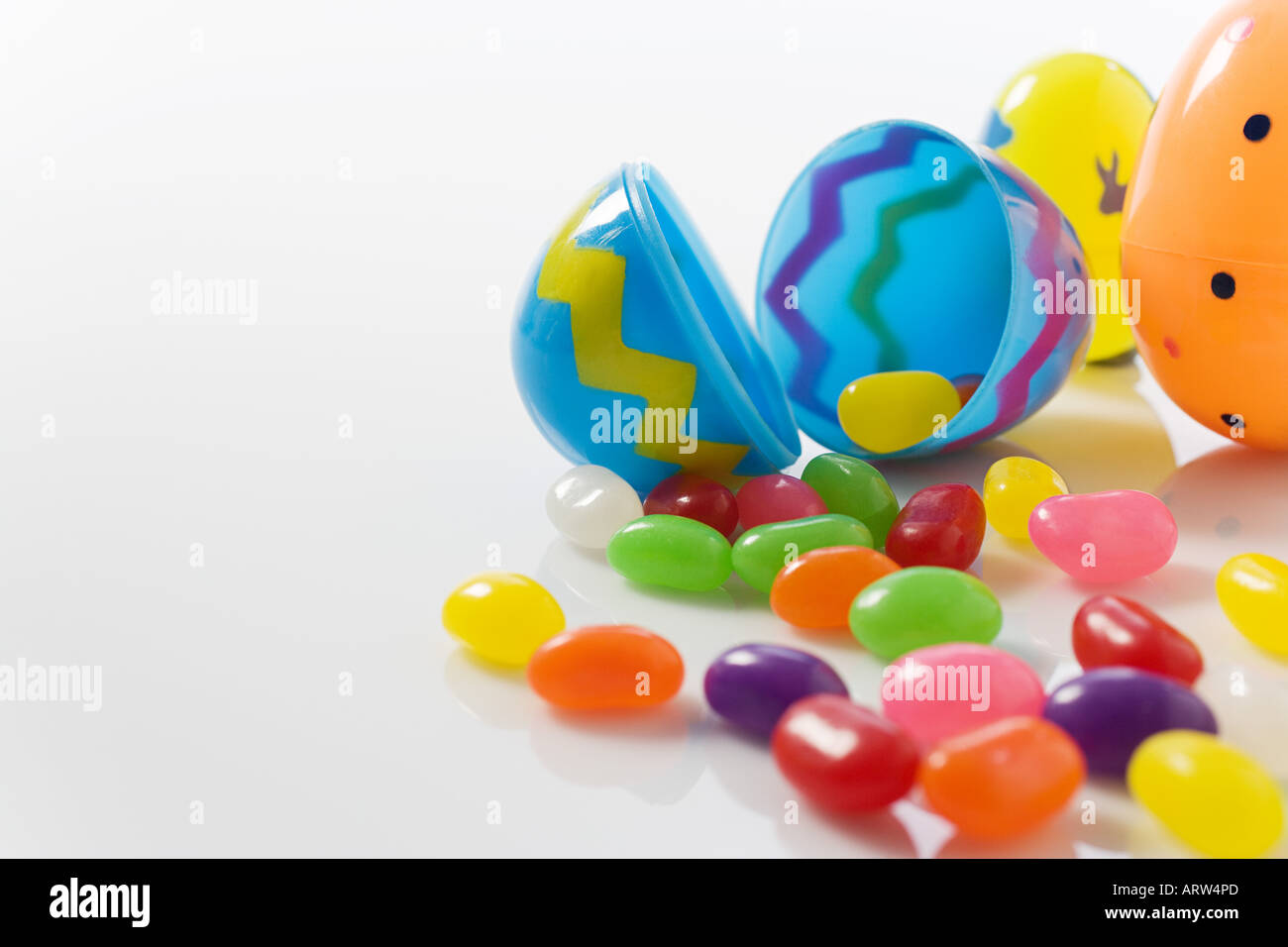 Huevos de plástico y Jelly Beans Foto de stock