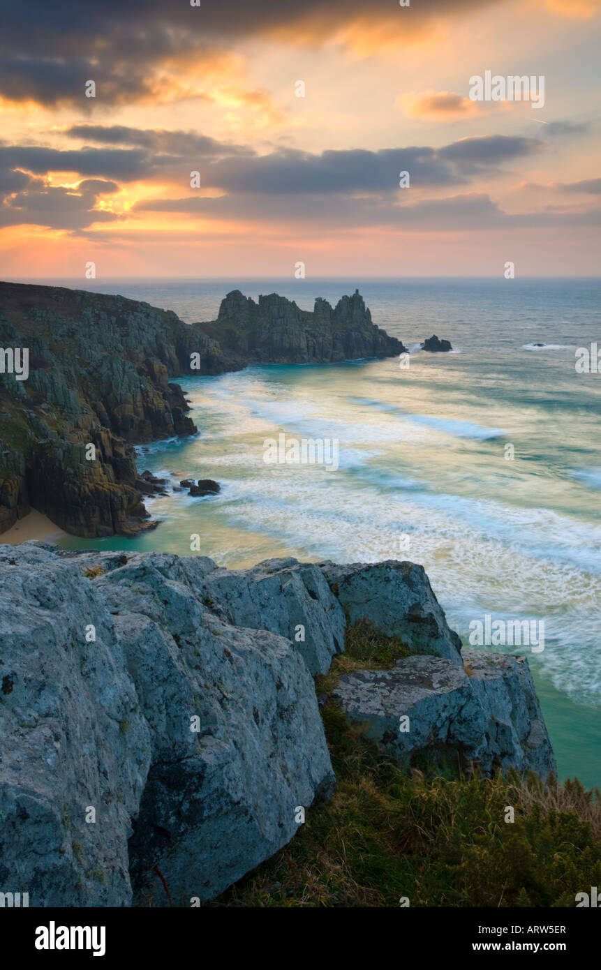 Costa de Cornish con impresionantes acantilados Treen sunrise Cornwall Foto de stock