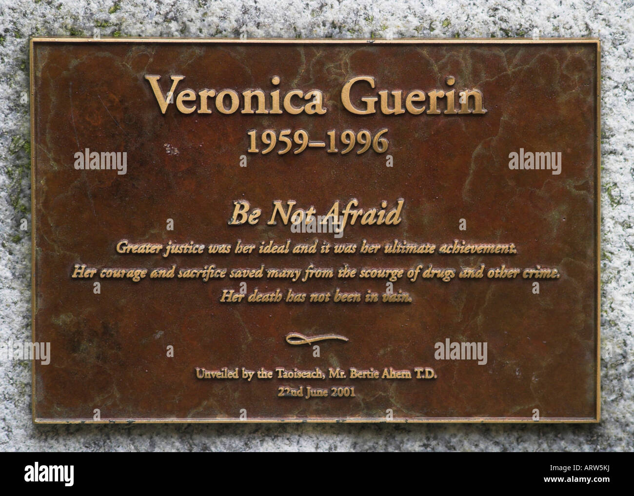 Placa en el memorial estatua o busto de Veronica Guerin en los jardines del castillo de Dublín. Dublín, Condado de Dublín, Irlanda. Foto de stock