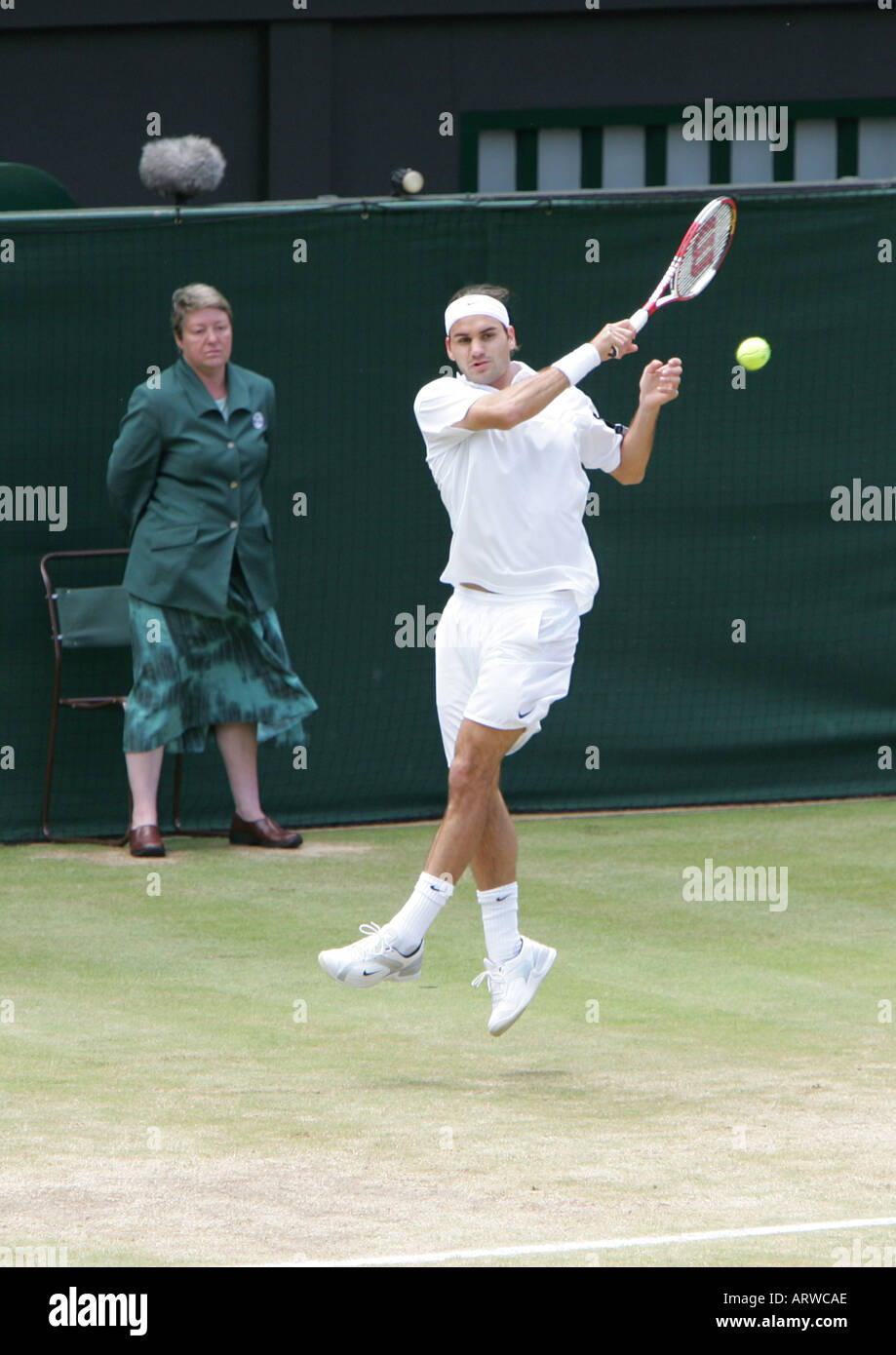 Roger Federer en la semifinal de los mens de Wimbledon 2004 Foto de stock