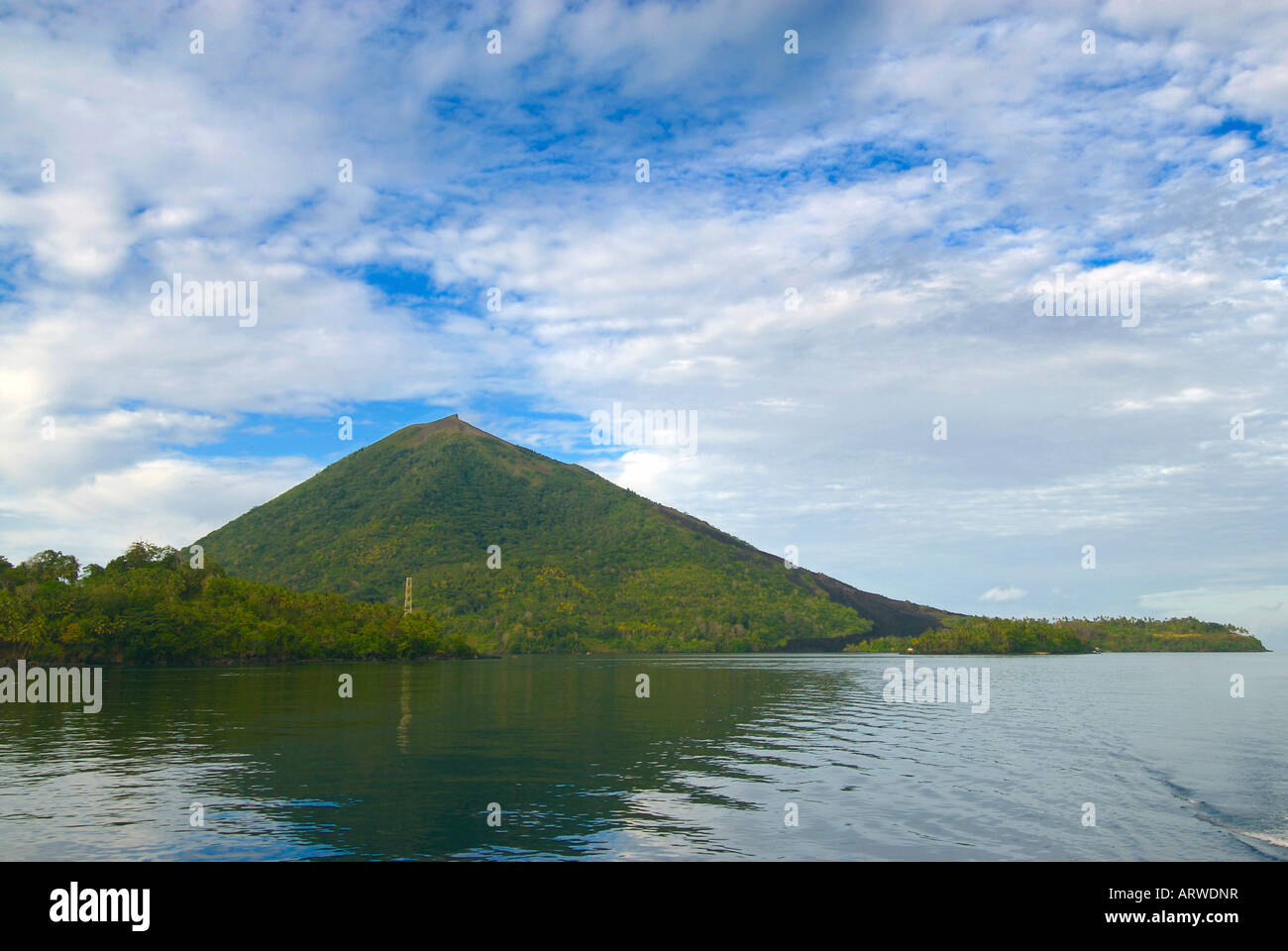 Vista de Gunung Api un volcán activo en la banda de las islas de Indonesia oriental Foto de stock