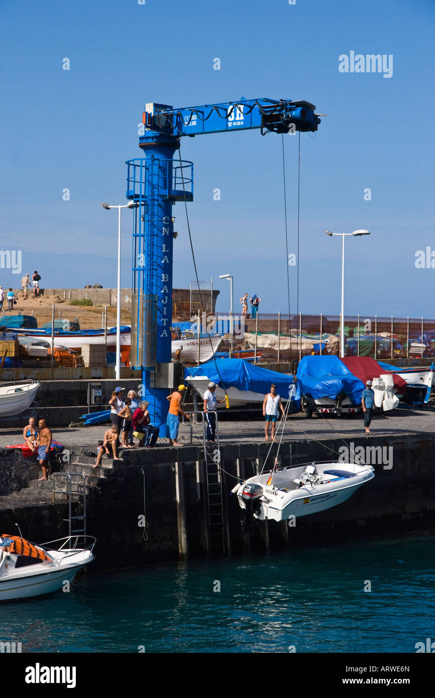 Tenerife Puerto de la Cruz, antiguo puerto fortificado con vida barco Grúa  pescante Fotografía de stock - Alamy