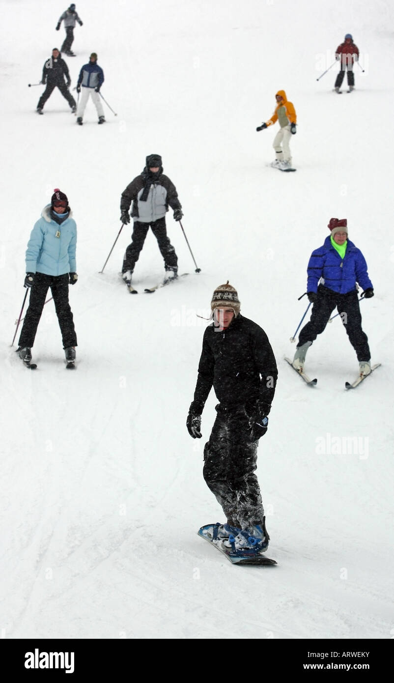 Los esquiadores y snowboarders descienden las cuestas en Glenshee ski centre cerca de Braemar, aberdeenshire, Escocia, Reino Unido Foto de stock