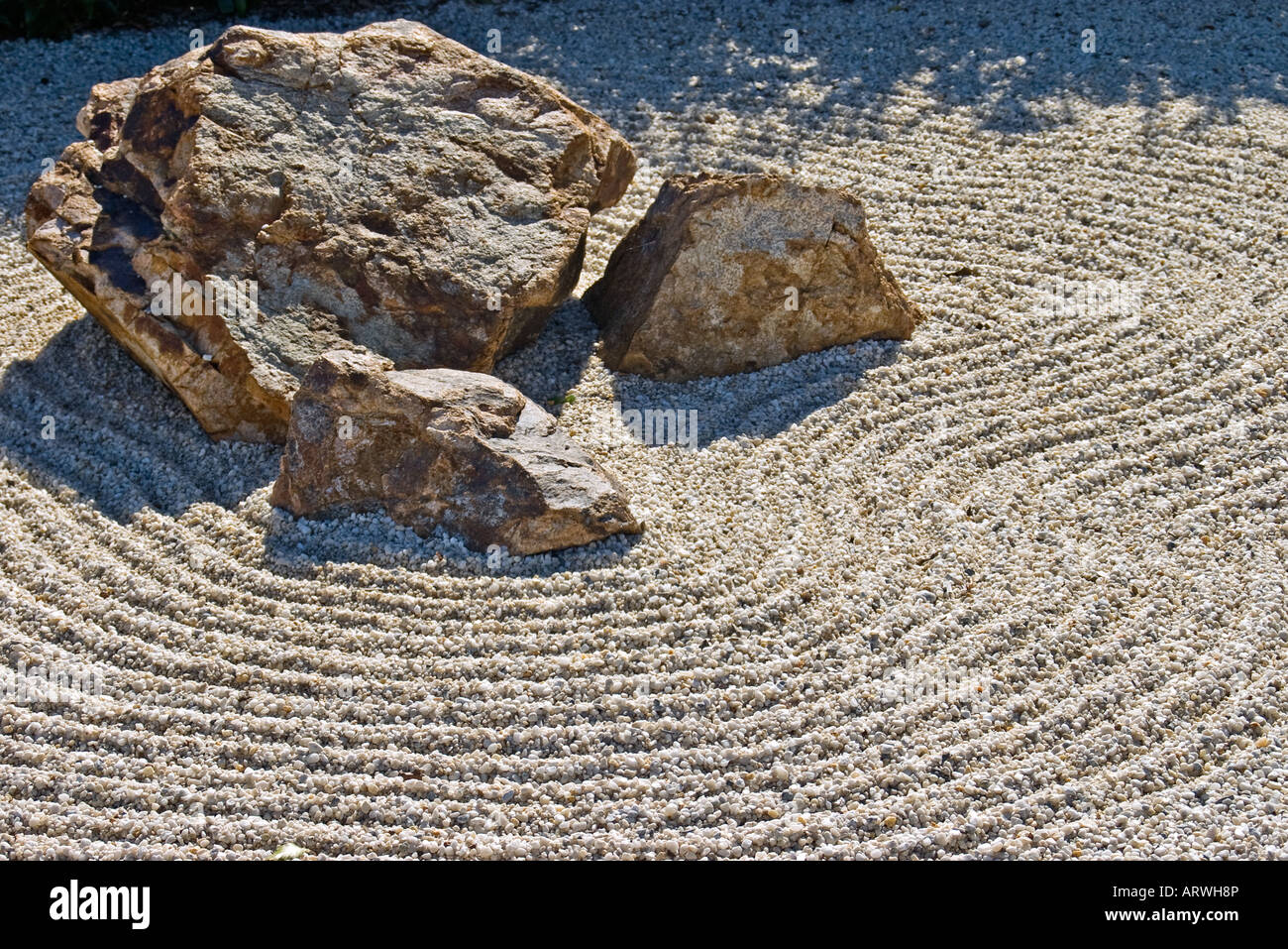 El jardín japonés de rock mostrando gravilla rastrillada piedras Foto de stock