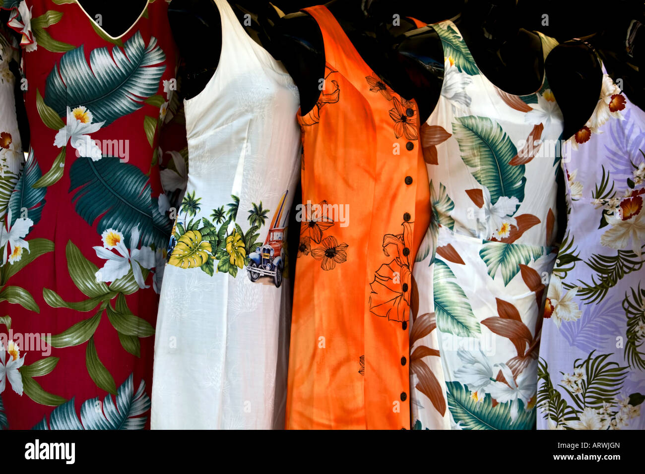 Coloridos vestidos hawaianos muestran con Fotografía de stock - Alamy