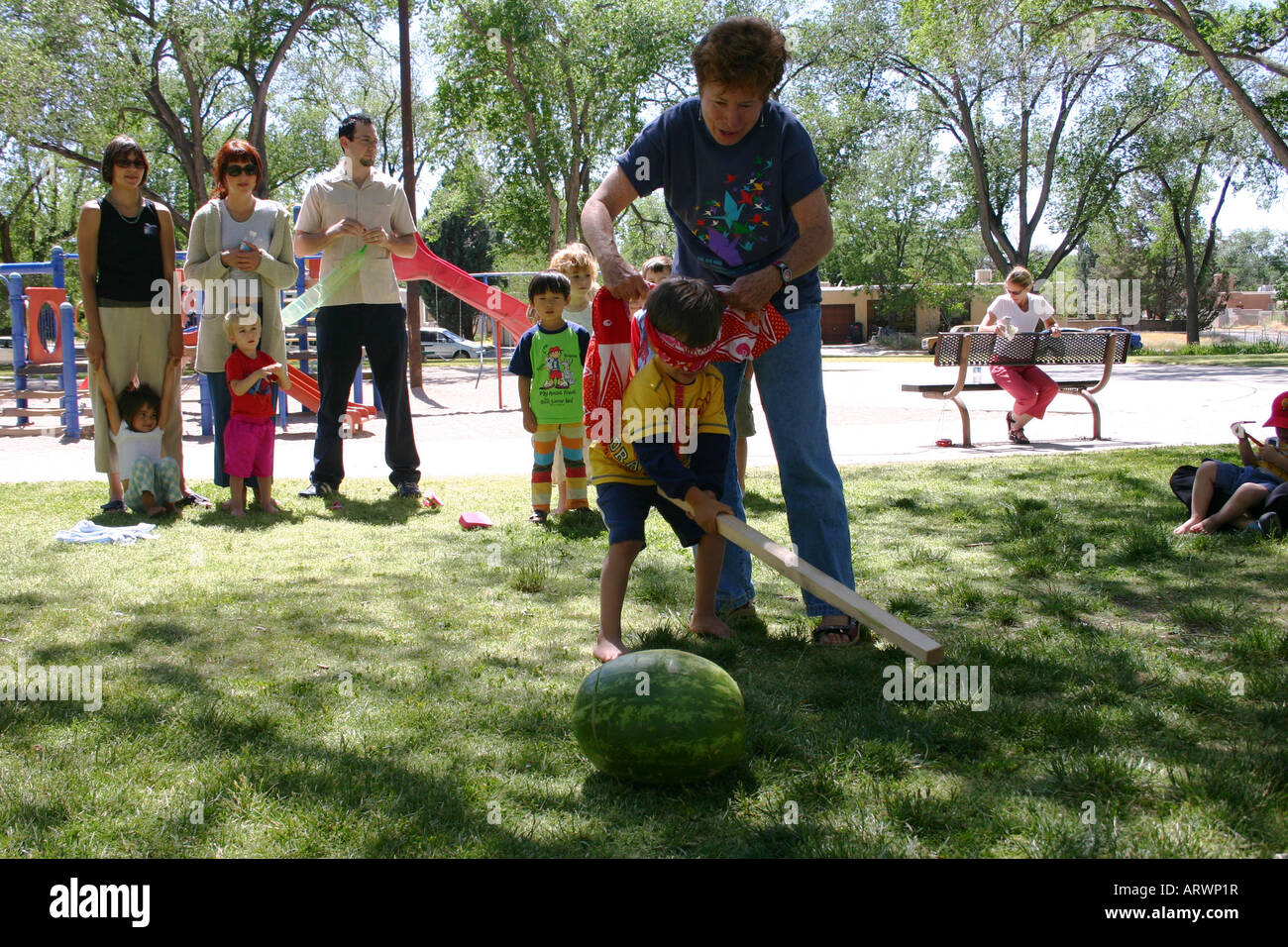 Ayudar A Un Nino Adulto Juego Juego De Sandia En Japones En La Fiesta De Cumpleanos Al Aire Libre En El Parque Publico Fotografia De Stock Alamy