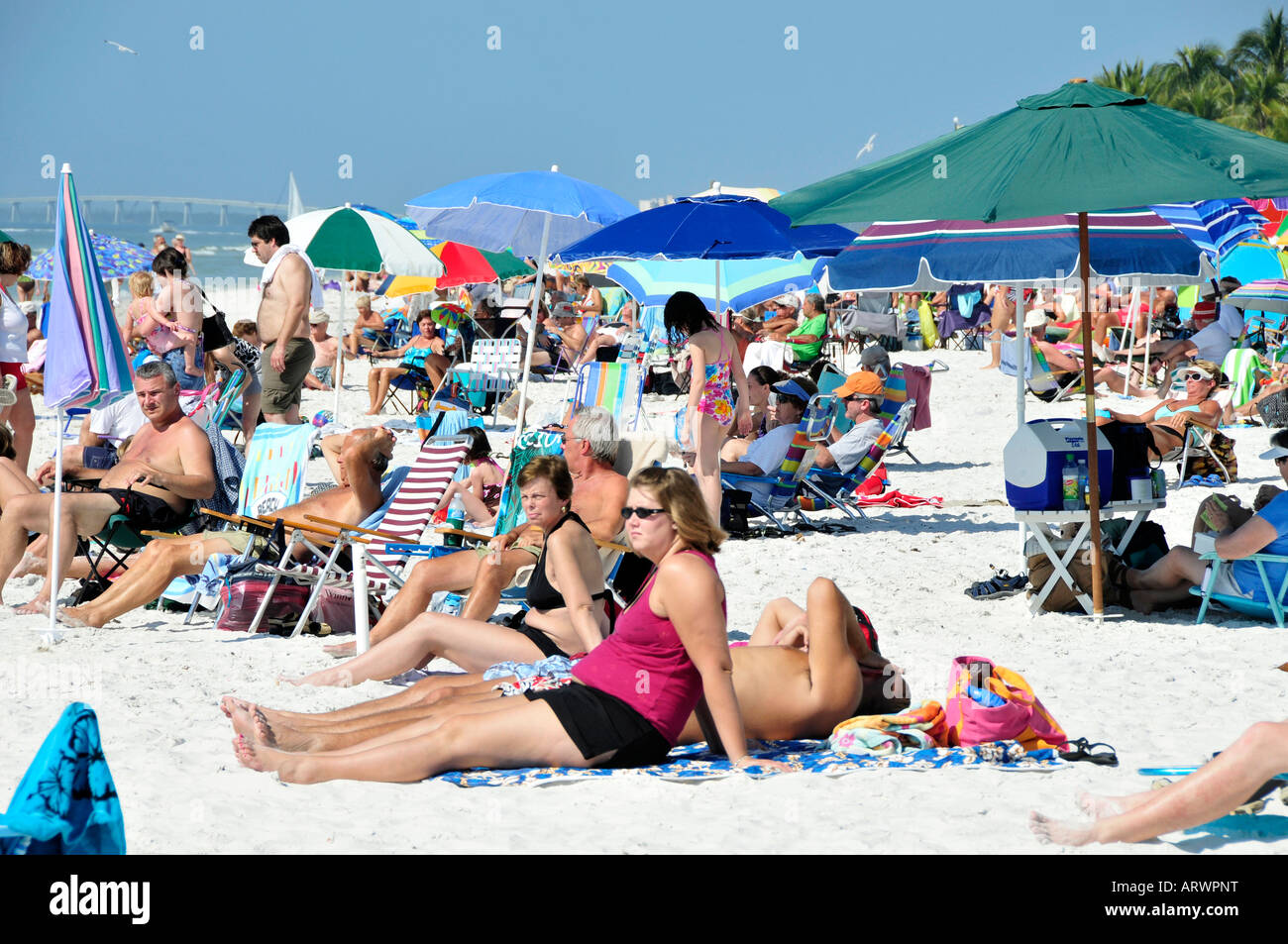 Los visitantes de Fort Myers Beach, Florida, disfrutar del sol y el agua Foto de stock