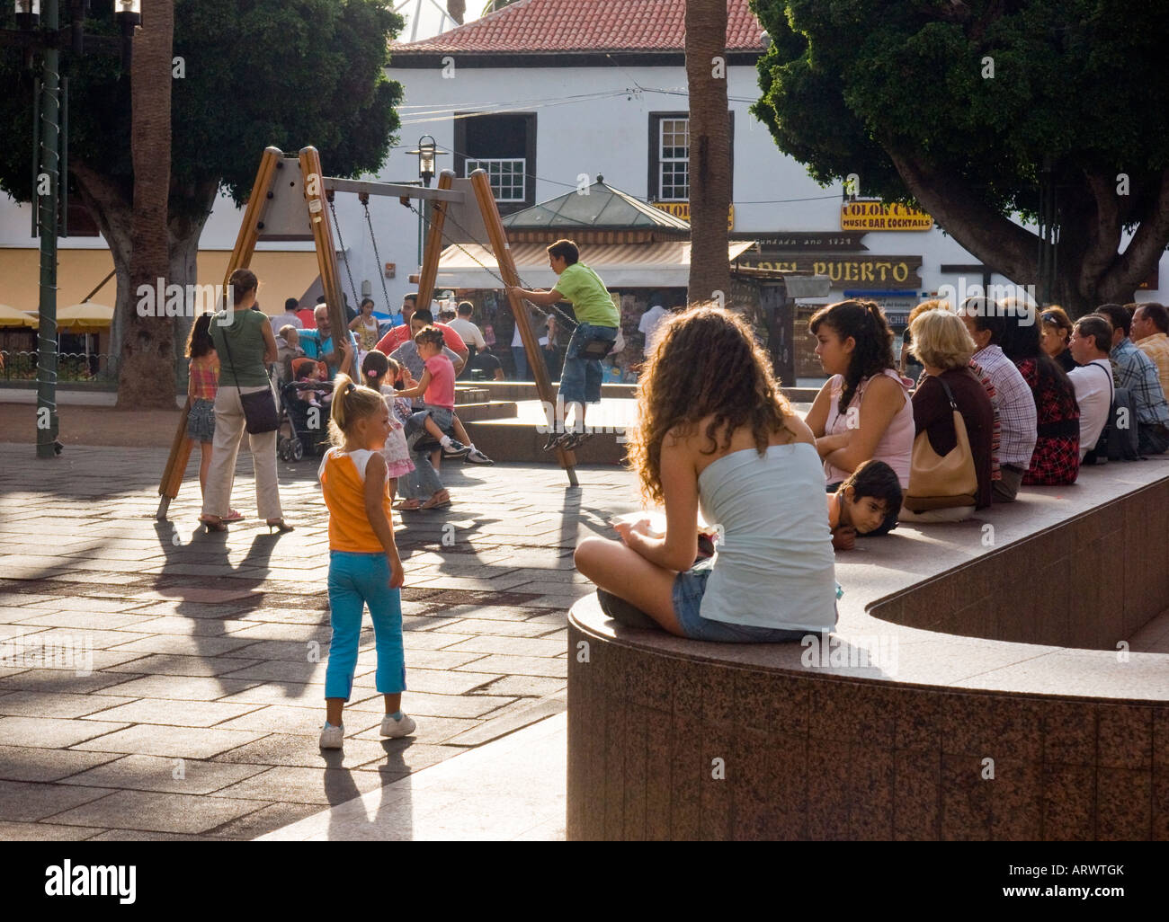 Tenerife Puerto de la Cruz en la vida de la calle los niños jugando  mientras sus padres y niñeras vigílelos Plaza de Columbo Fotografía de  stock - Alamy