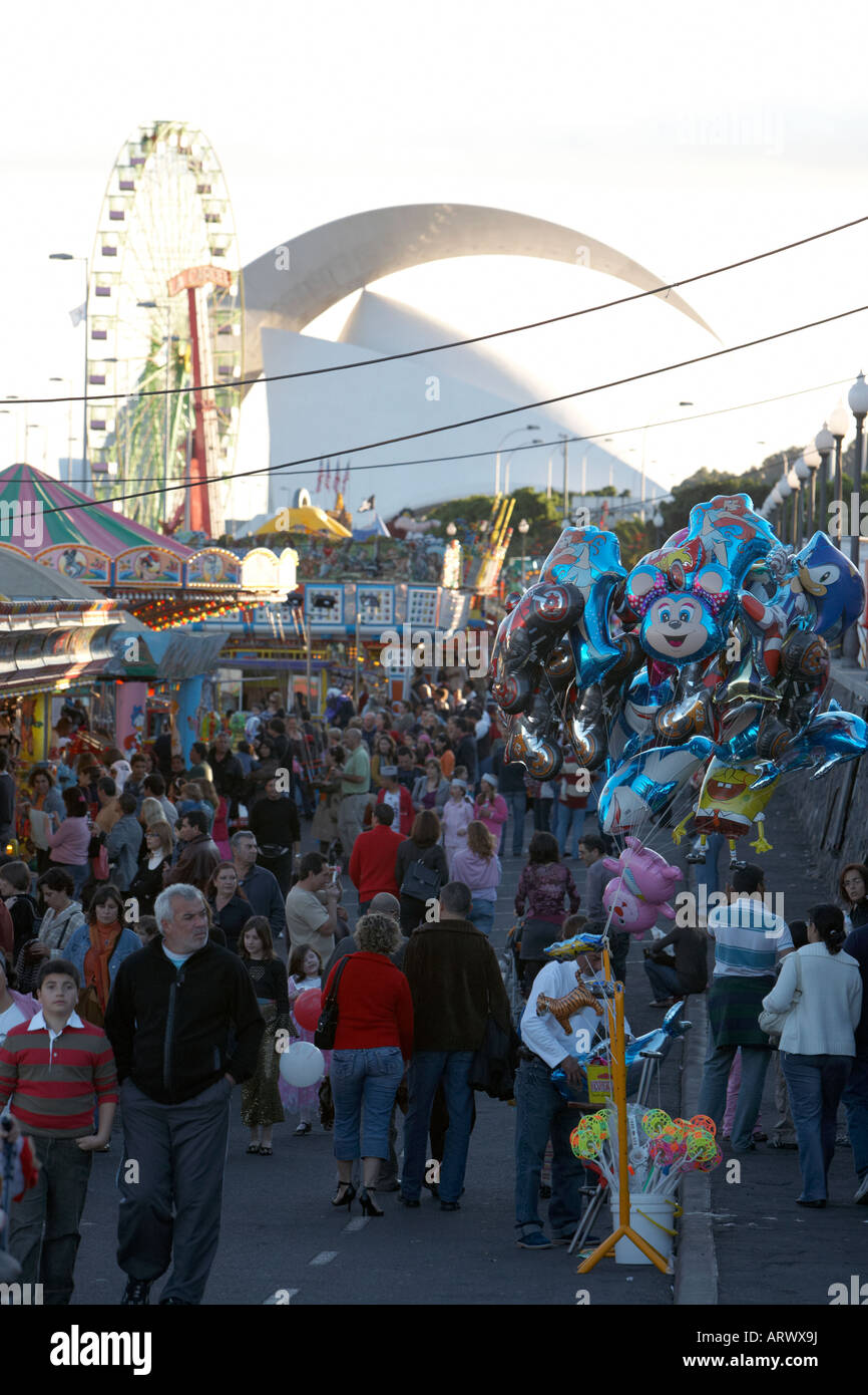 Las multitudes disfrutando del carnaval en frente del Auditorio de Tenerife Santa Cruz de Tenerife, Islas Canarias Foto de stock