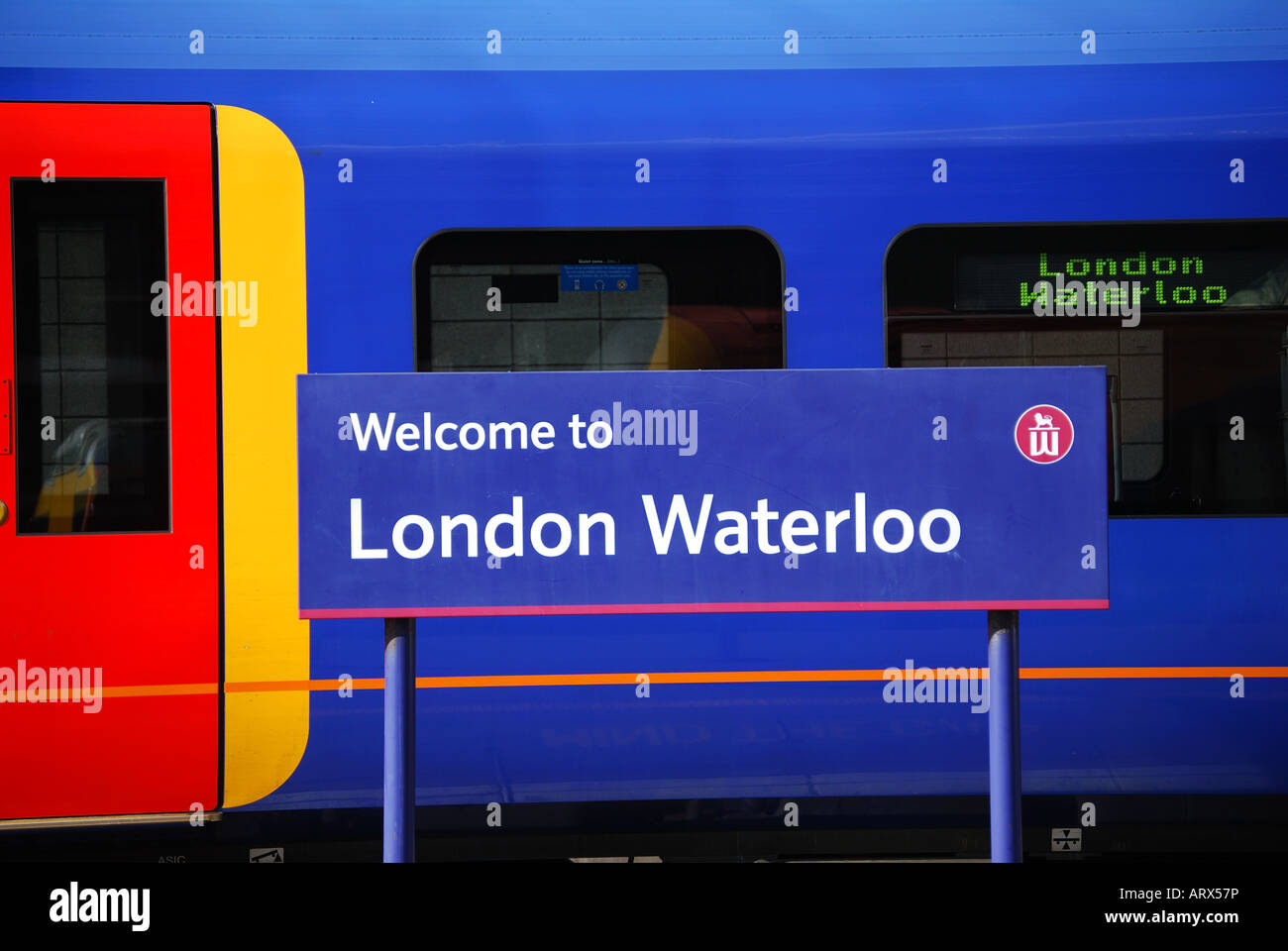 Al sur oeste de tren en la estación de Waterloo, distrito londinense de Lambeth, Greater London, England, Reino Unido Foto de stock