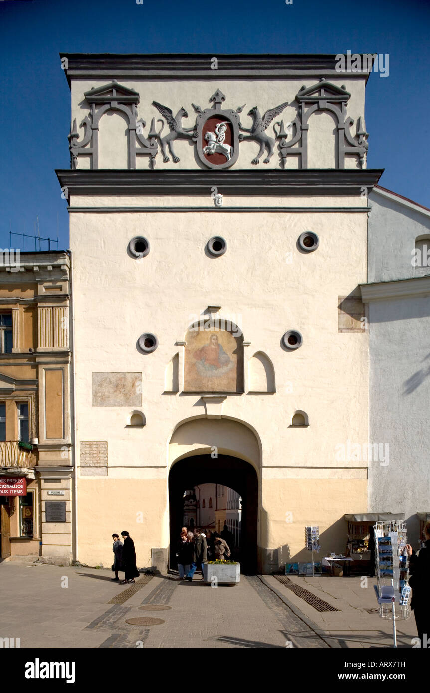 Puertas del amanecer del siglo XVI donde el icono de la virgen se encuentra en Vilnius, Lituania Foto de stock