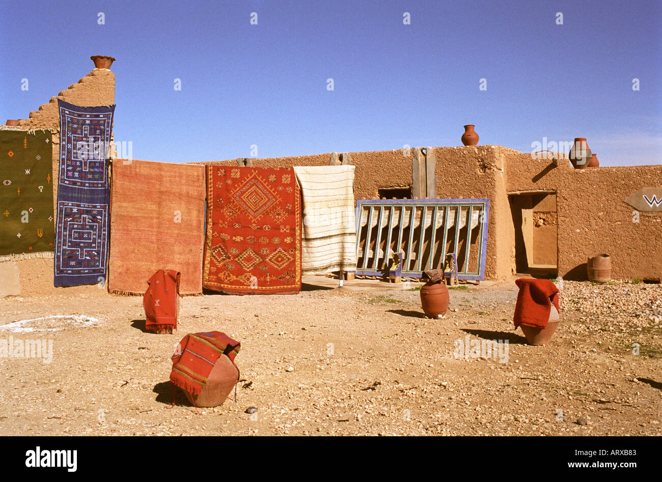 Tienda de alfombras bereber tradicional camino de Essaouira Marruecos HOMER SYKES Foto de stock