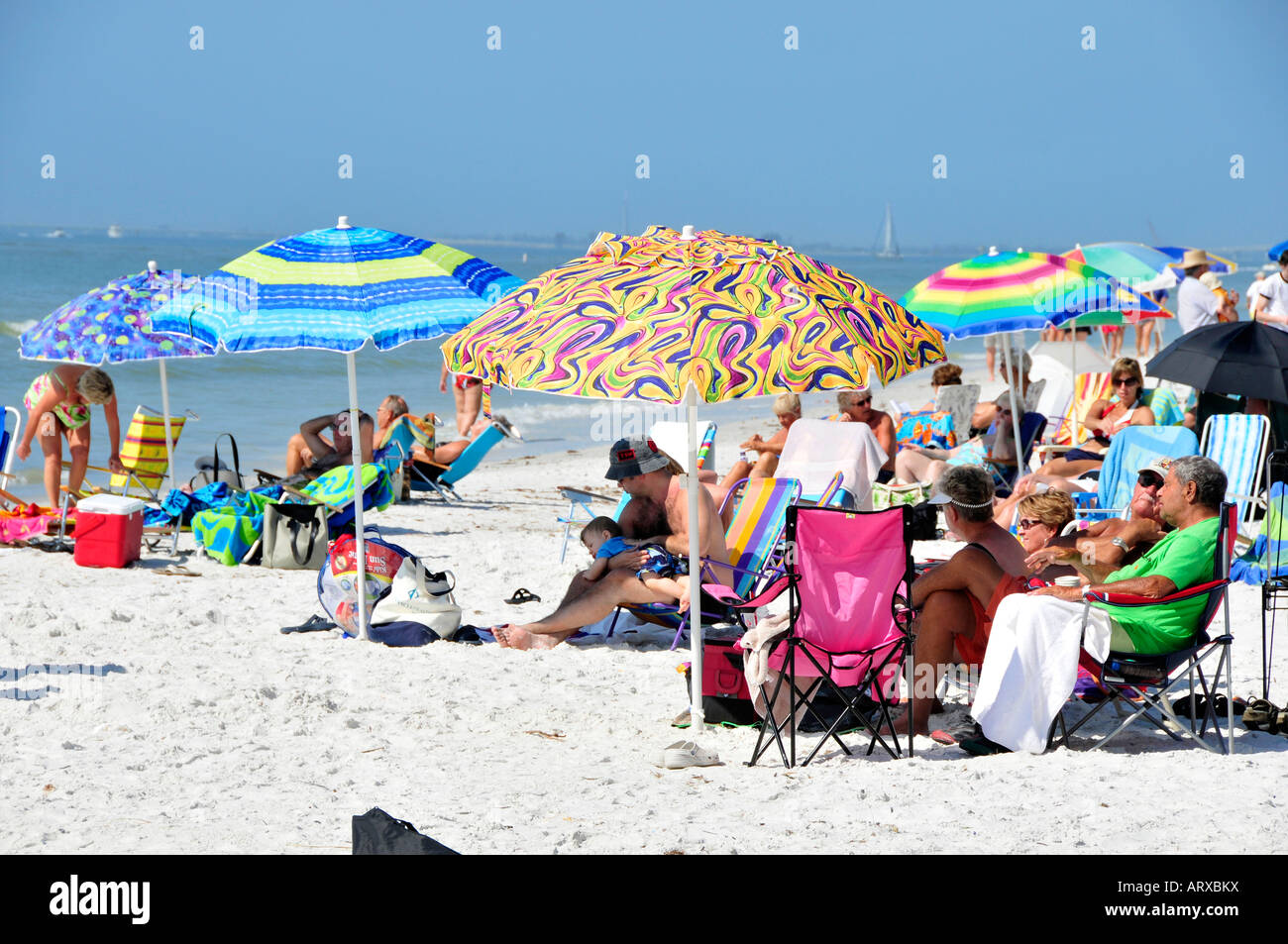 Los visitantes de Fort Myers Beach, Florida, disfrutar del sol y el agua Foto de stock