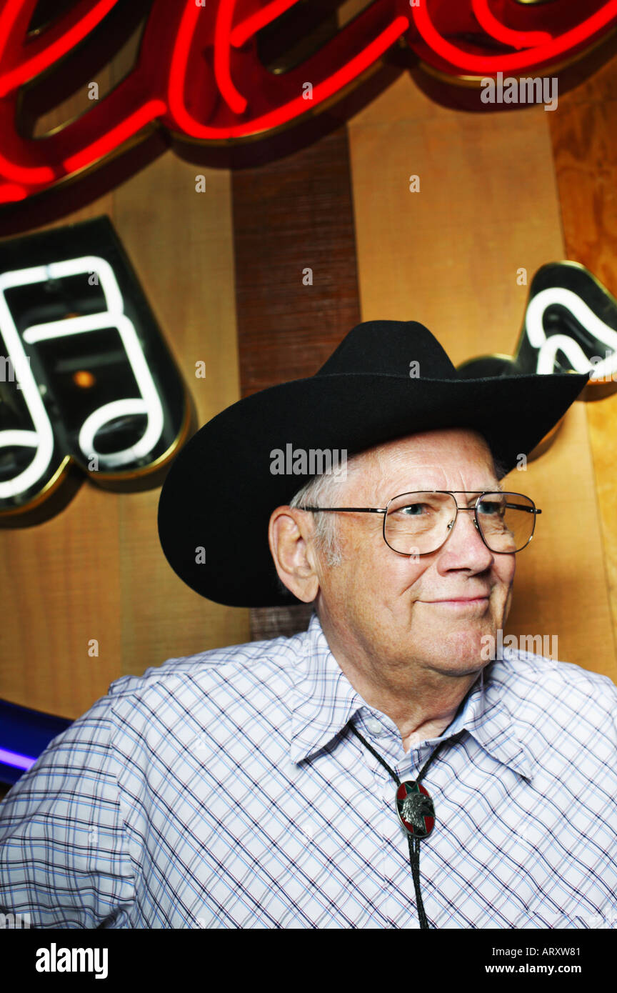 Senior Citizen con bolo corbata y sombrero de vaquero en Country Bar  Fotografía de stock - Alamy