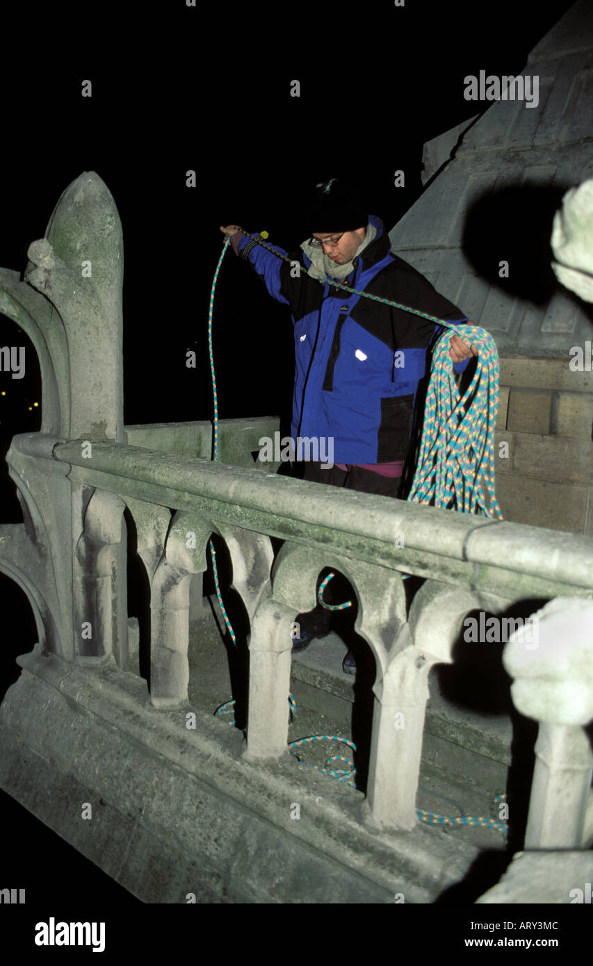 Clandestina de París la escalada en la Notre Dame de noche Foto de stock