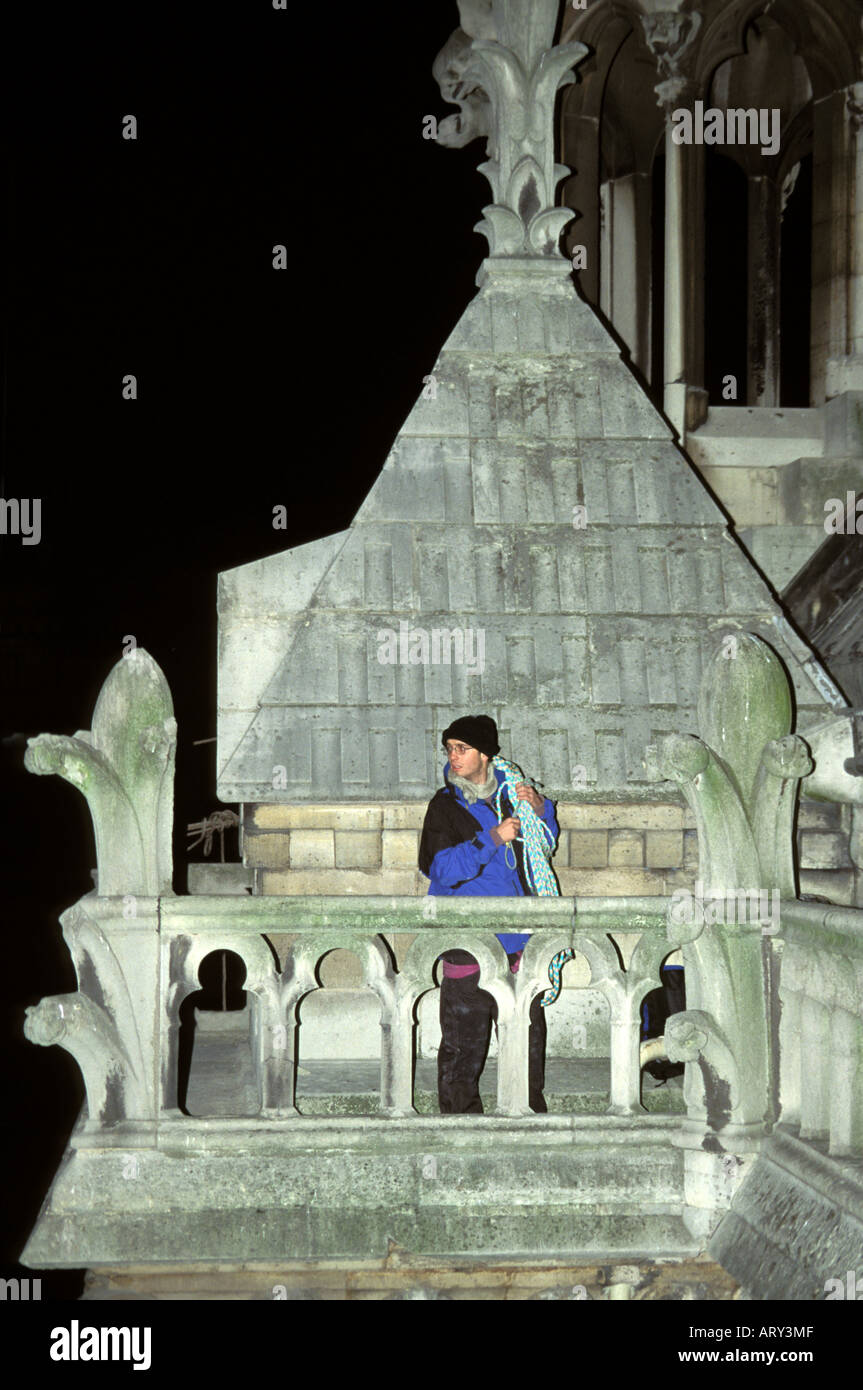 Clandestina de París la escalada en la Notre Dame de noche Foto de stock