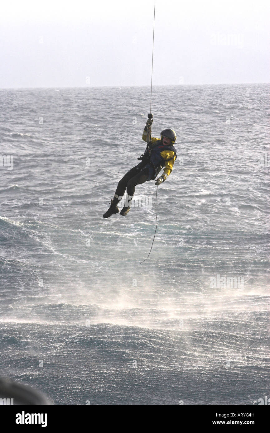 Bond mar aire práctica de rescate en el mar nave Encuesta Profiler Foto de stock