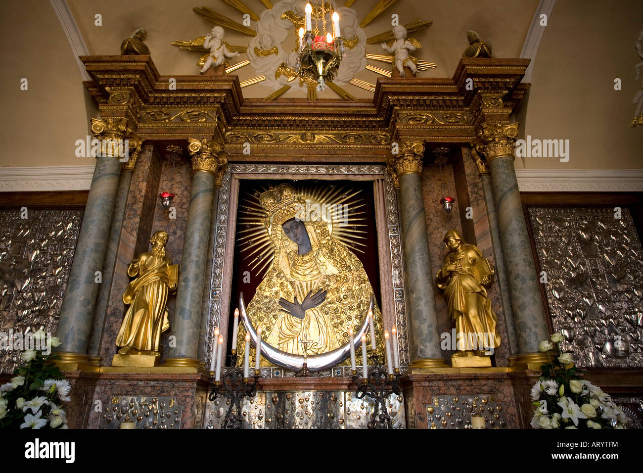 El icono de la Virgen en el siglo XVI Puertas del amanecer en Vilnius, Lituania Foto de stock