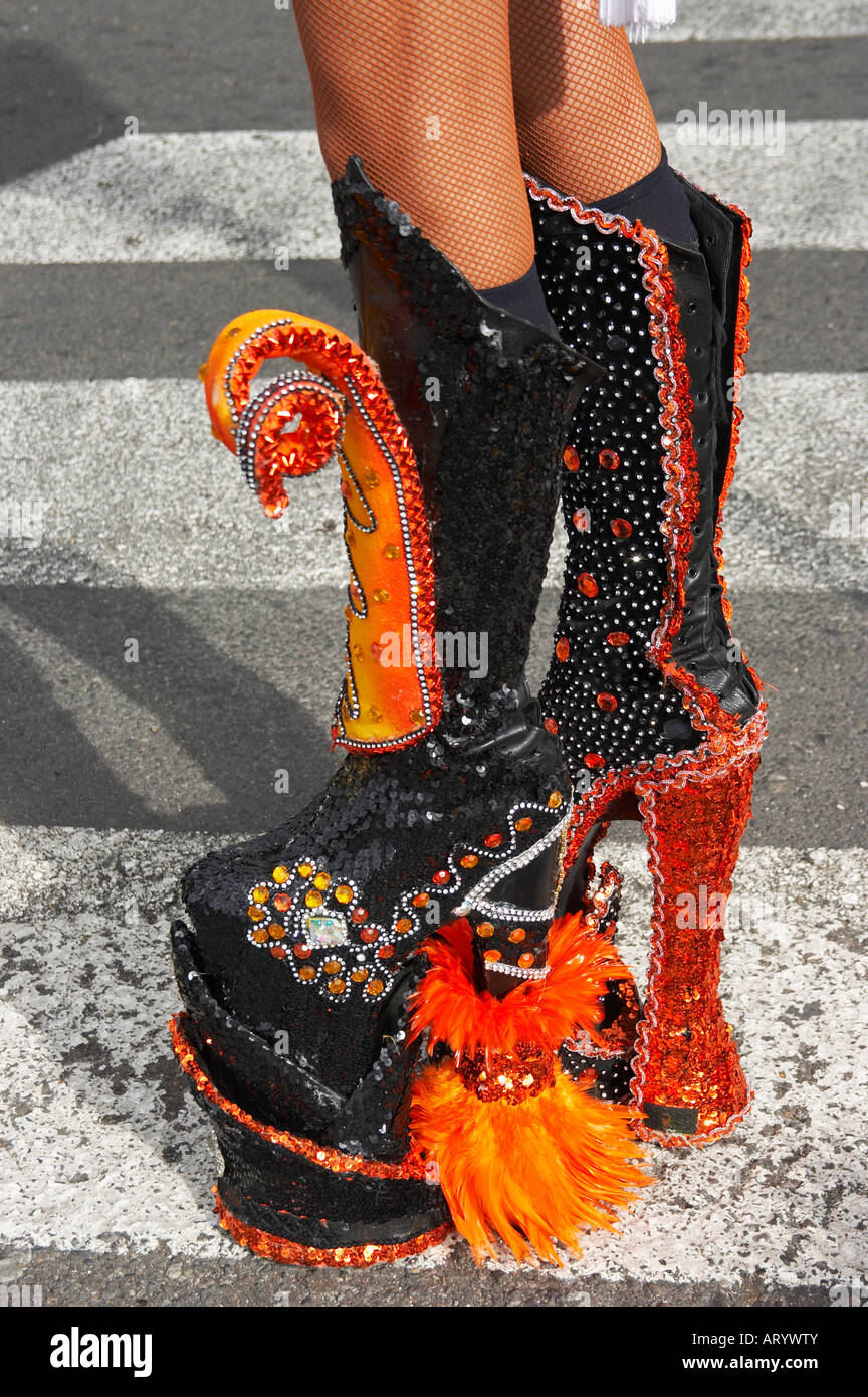 Drag Queen llevaba botas de plataforma en carnaval en Gran Canaria en las  islas Canarias Fotografía de stock - Alamy