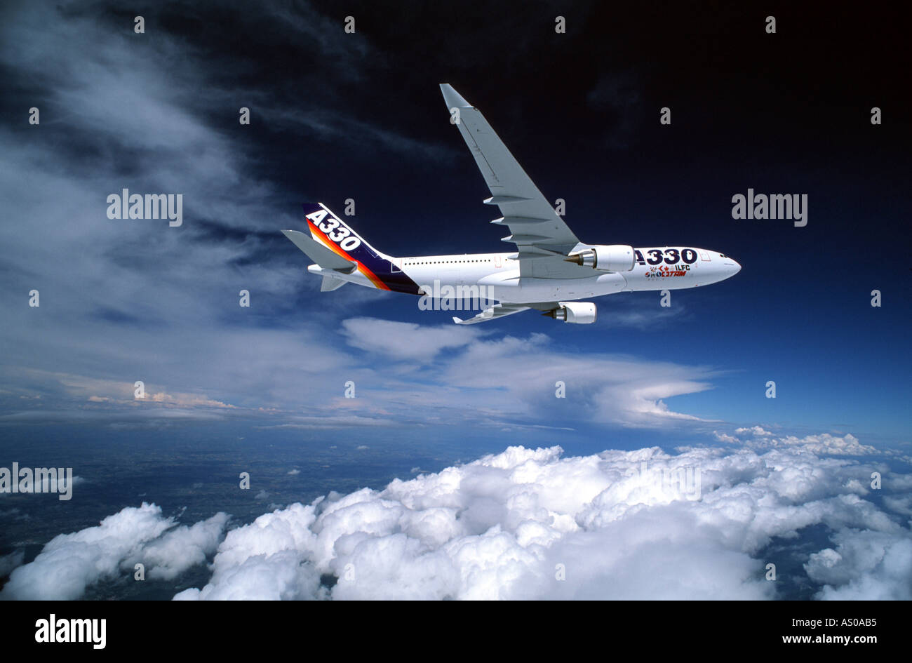 En el vuelo de aviones de pasajeros Airbus A330 volando sobre la nube Foto de stock