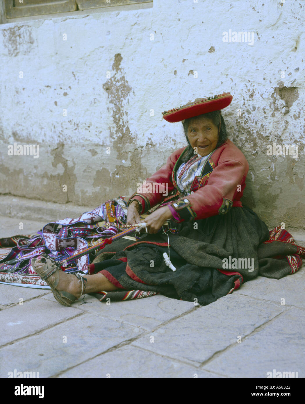 Perú Andes mujer quechua en el típico traje tradicional de tejer a pie