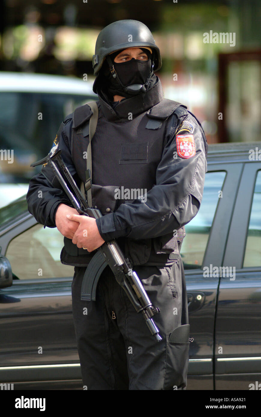 Las fuerzas especiales de los serbios de Bosnia oficial de policía durante una redada contra la Mafia de Europa oriental Foto de stock