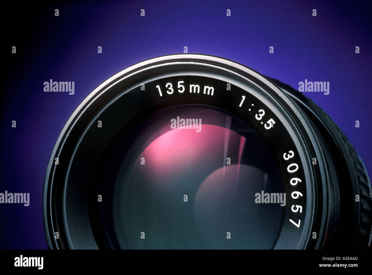Lente de cámara de 35mm con una longitud focal de 135 mm Foto de stock