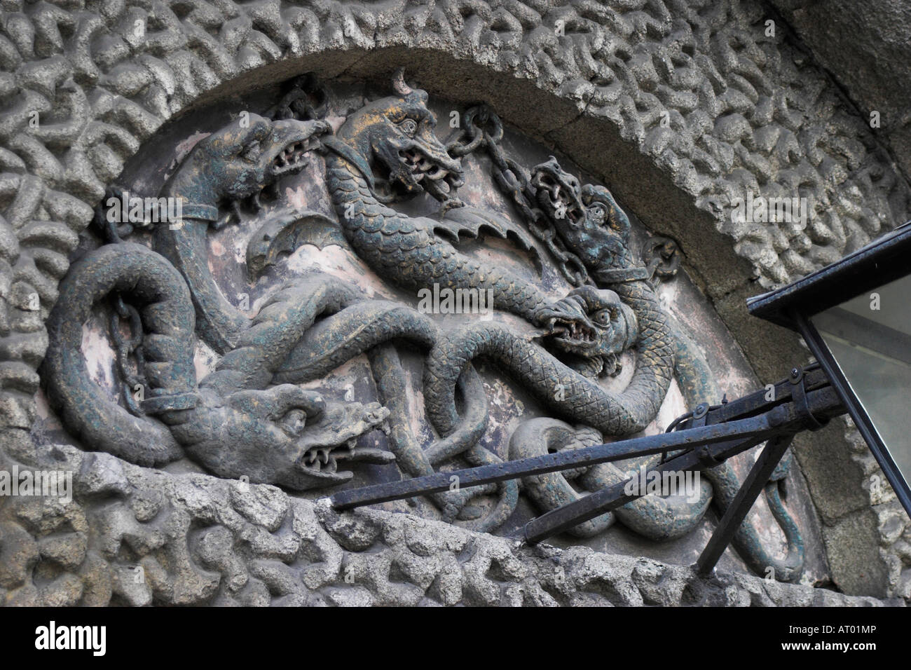 Talla de cinco serpientes encadenado / serpientes encima de la entrada. Kilmainham Gaol, Dublín, Condado de Dublín, Irlanda. Foto de stock