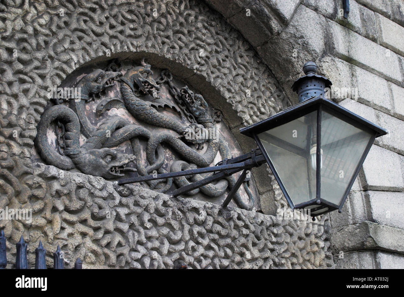 Talla de cinco serpientes encadenado / serpientes encima de la entrada. Kilmainham Gaol, Dublín, Condado de Dublín, Irlanda. Foto de stock