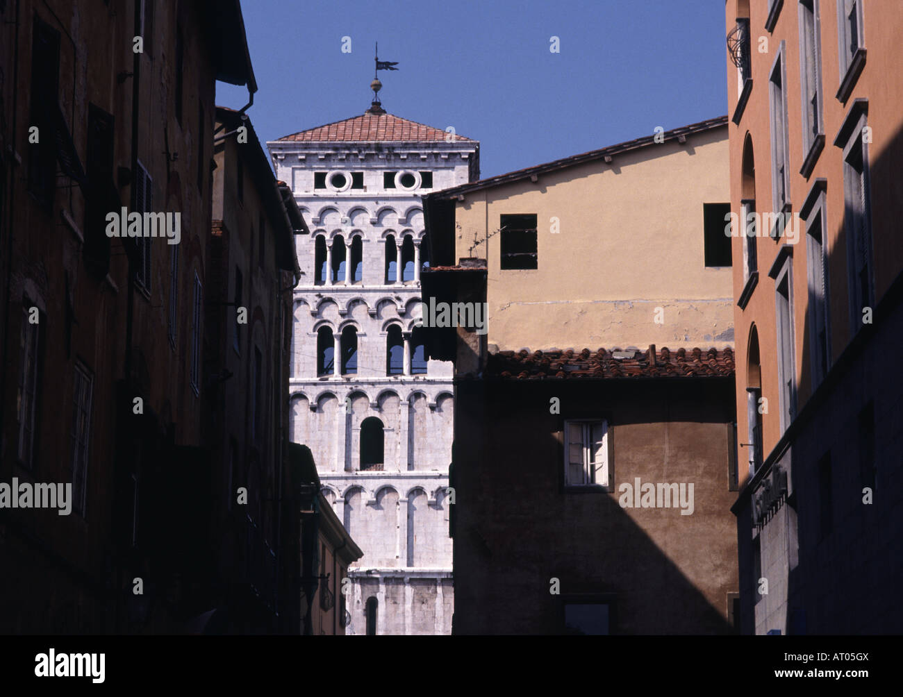 Vista de la torre de la iglesia de San Michelle, desde Via Beccheria, Lucca, Toscana, Italia Foto de stock