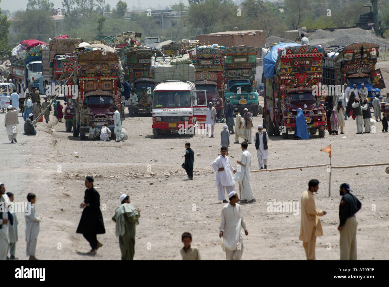 Los refugiados afganos en Peshawar obligó a regresar a Afganistán Foto de stock