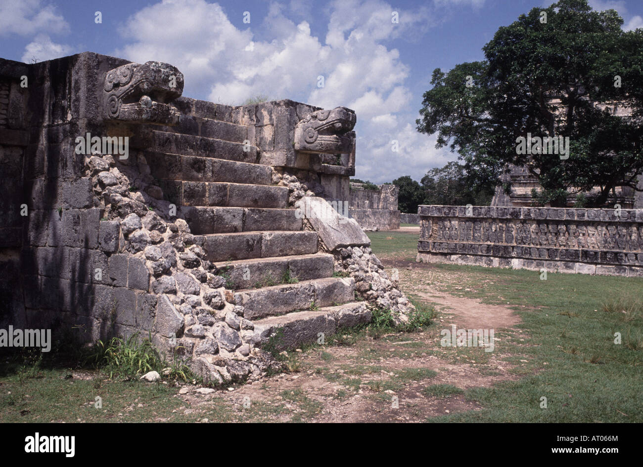 Plataforma de las águilas y Los Jaguares, Chichén Itzá, Estado de Yucatán, México Foto de stock