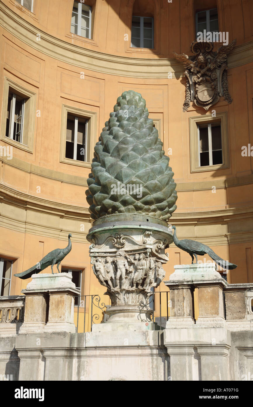 Museo Vaticano , cono de pino ,Cortile della Pigna Italia Foto de stock