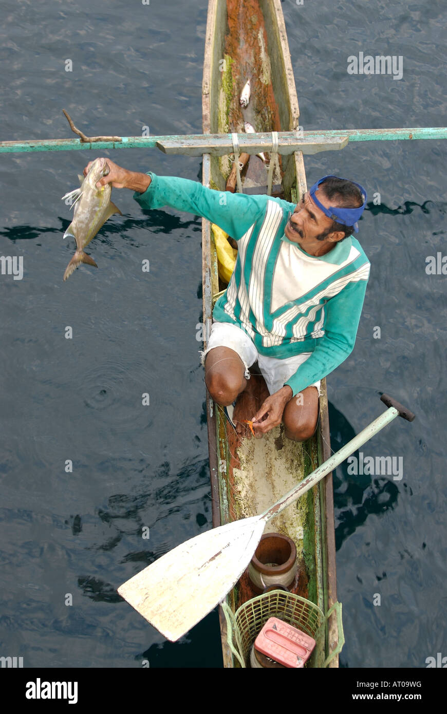 Pescadores de subsistencia de Indonesia en la banda mar muestra su captura Foto de stock