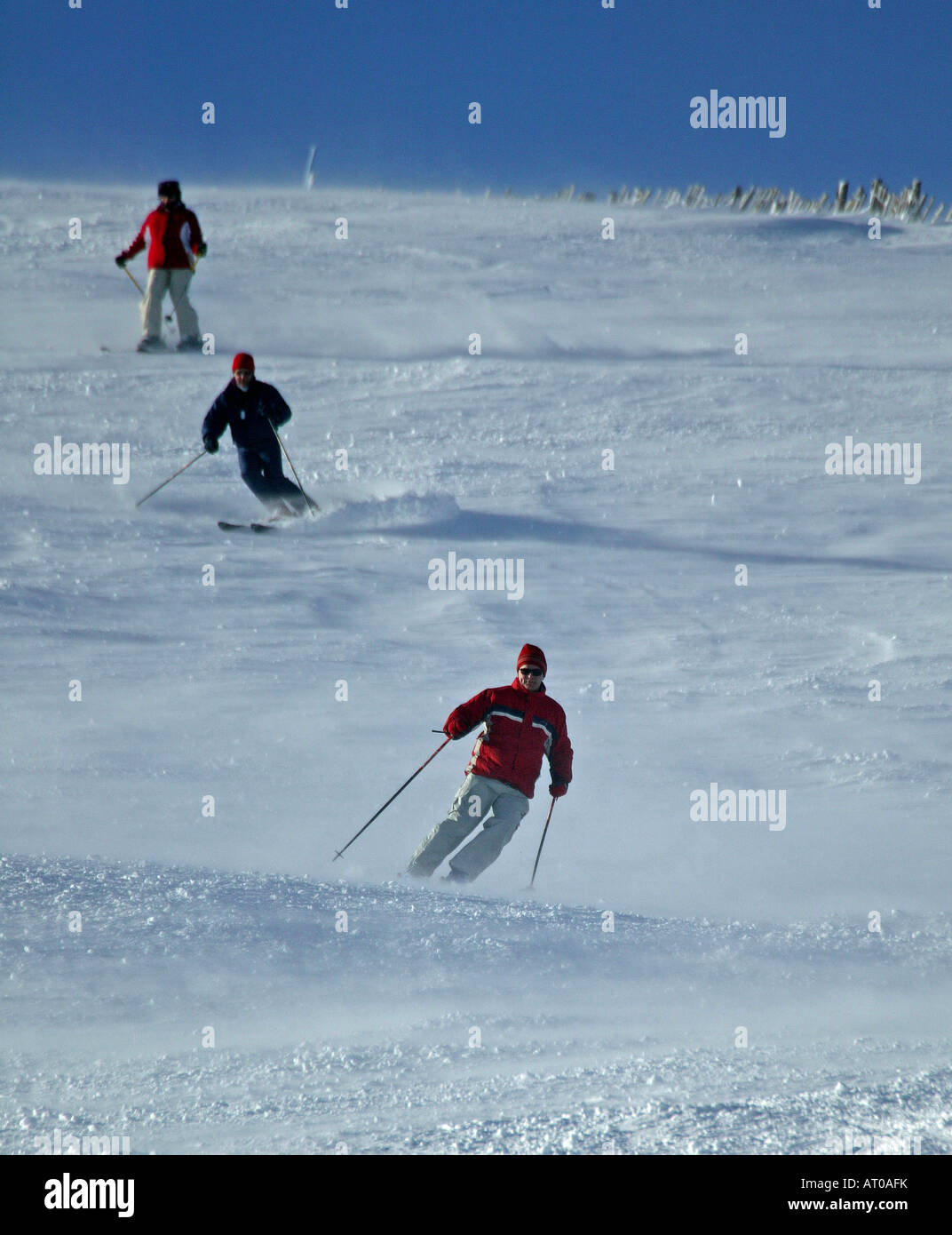 Tres esquiadores, Parque Nacional de Cairngorms, Glenshee pistas de esquí, Aberdeenshire y Perthshire, Escocia, Reino Unido, Europa Foto de stock