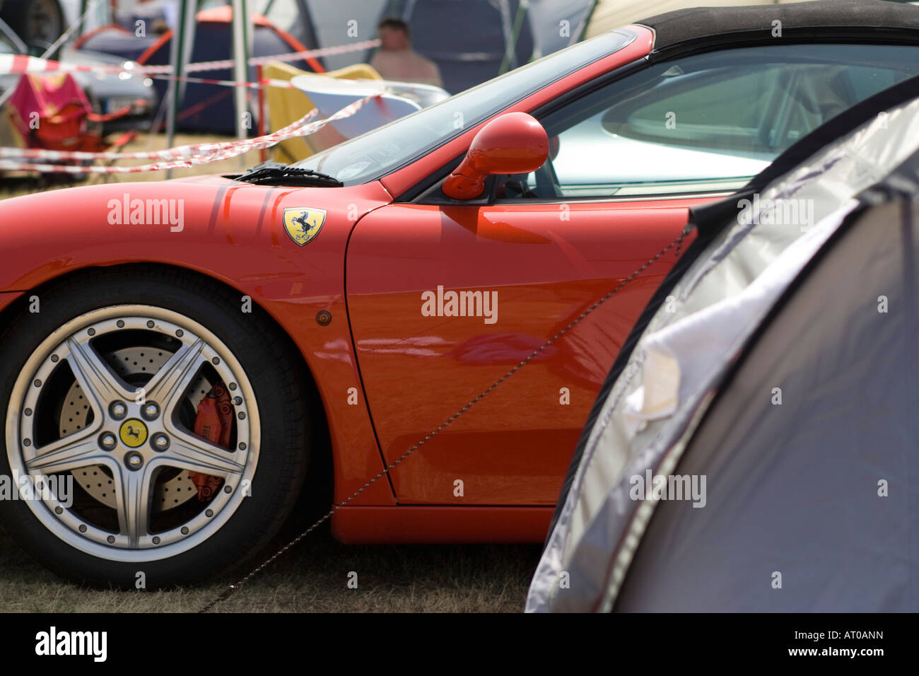 Conducir un Ferrari y dormir en una tienda tiene que ser Le Mans Foto de stock