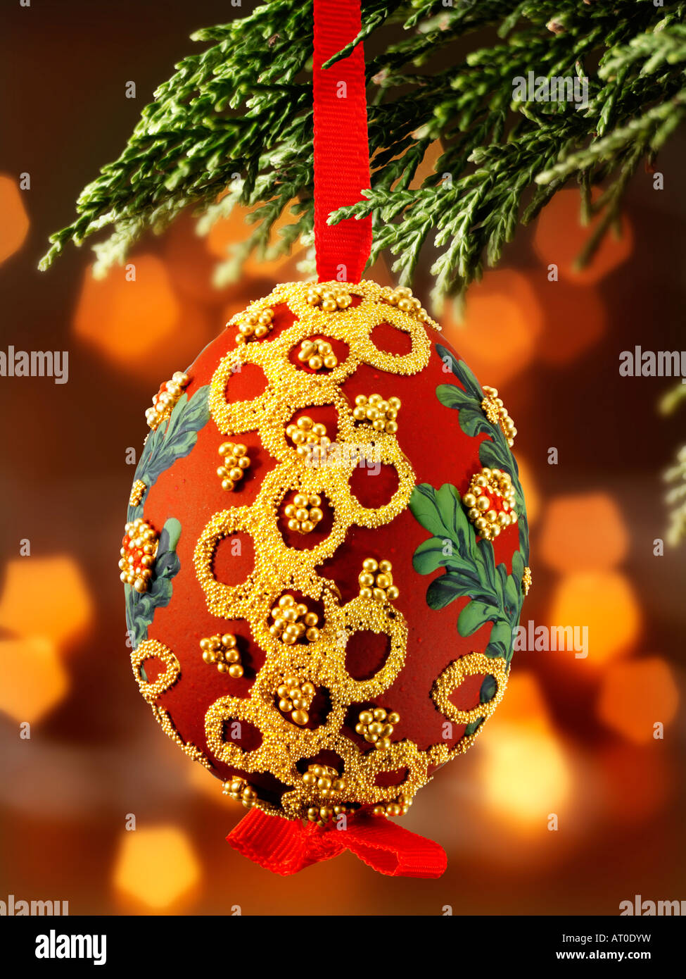 Bolas navideñas tradicionales decoradas y festivas colgadas en un árbol de  Navidad con luces detrás Fotografía de stock - Alamy