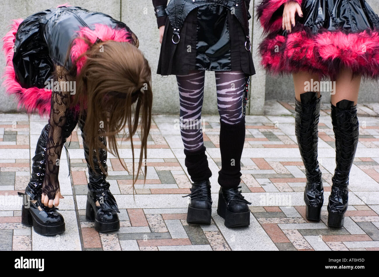 Harajuku girls; jóvenes chicas japonesas en botas y ropa Cosplay gótico  posando en Harajuku Tokio Fotografía de stock - Alamy