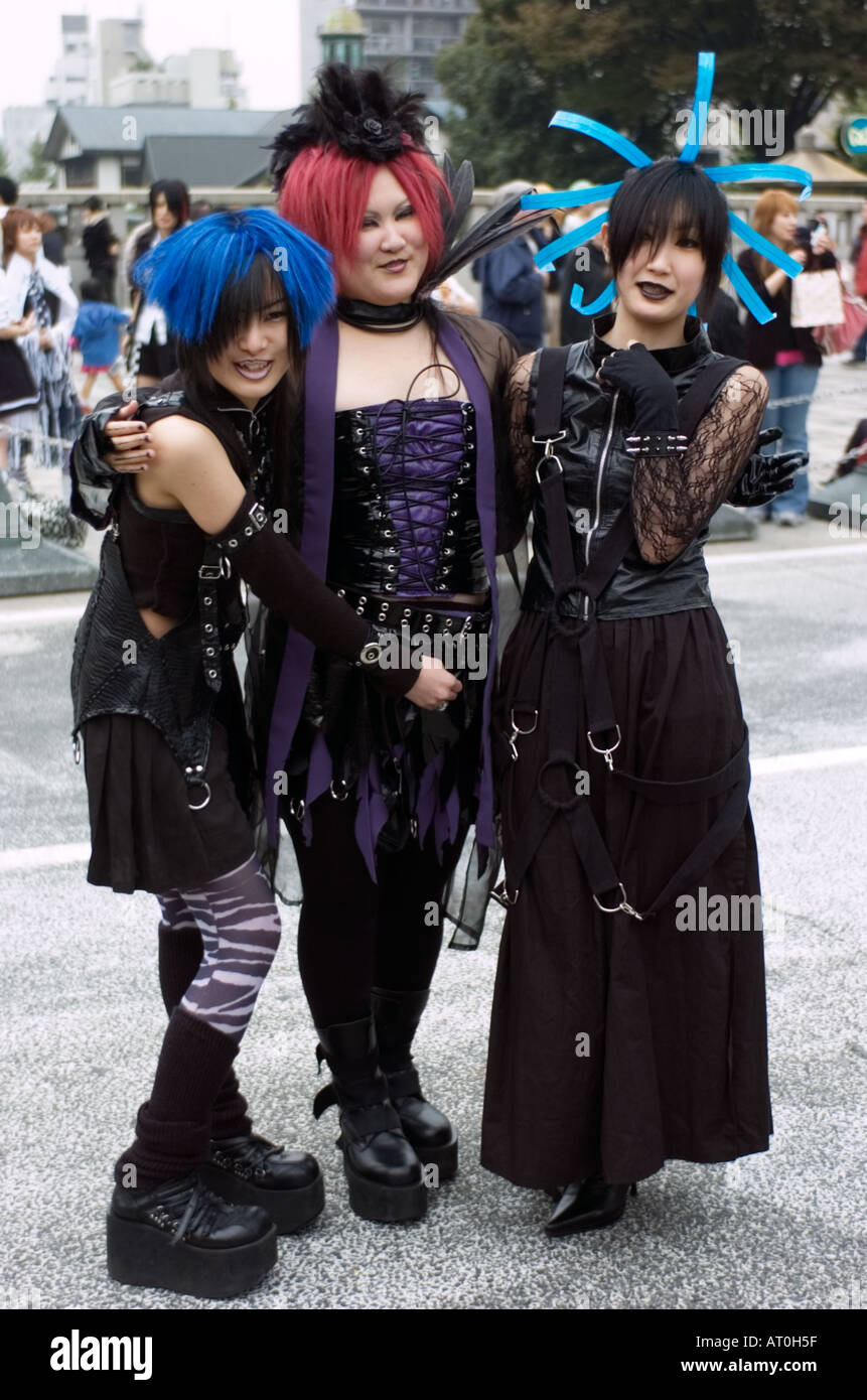 áspero relajarse fuente Los japoneses jóvenes muchachas en ropa gótica y maquillaje pose en  Harajuku Tokio Fotografía de stock - Alamy