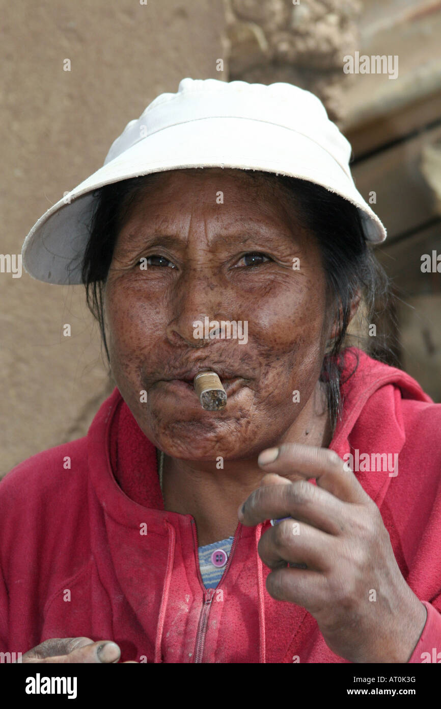 Mujer Boliviana Tradicional En Hat Laminado Fumar Un Cigarro Cubano Y 