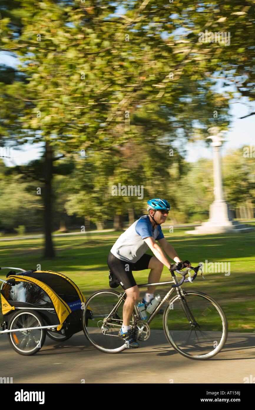 ILLINOIS Ginebra ciclista macho montando bicicleta tirando portabebés en Fox  River Trail West camino pavimentado a través del área de estacionamiento  Fotografía de stock - Alamy